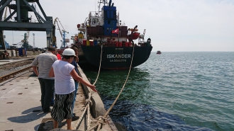 В Бердянске в воды Азовского моря вылилась нефть фото