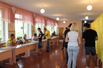 Мелитопольцы знакомятся с кандидатами прямо на избирательных участках фото