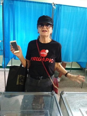 У Запоріжжі жінка прийшла на виборчу дільницю в агітаційній футболці  фото