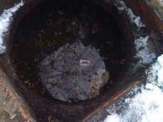В Запоріжжі сусіди врятували півторарічну дівчинку, яка впала у вигрібну яму фото