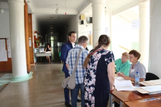 В Мелитополе мужчина пытался проголосовать по советскому загранпаспорту фото