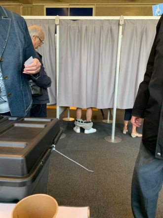 Избиратель со спущенными штанами взорвал сеть: стало известно, кто он  фото