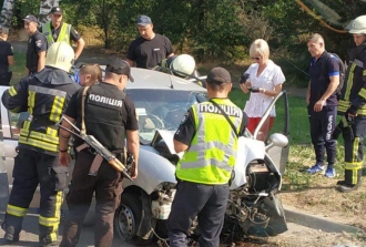 В Запорожье двух пенсионеров в ДТП вырезали из покореженного авто фото