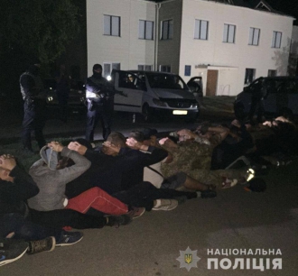 Под Харьковом полиция задержала крупную банду титушек и россиян с оружием фото