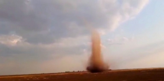 На границе Запорожской области запечатлели мощный торнадо фото