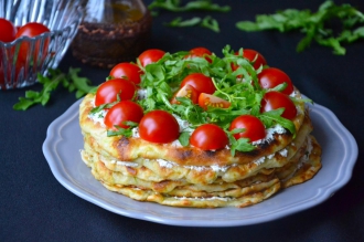 Рецепт дня: кабачковый торт с помидорами и сыром  фото
