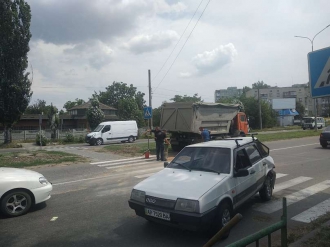 В Бердянске грузовик врезался в легковушку, которая пропускала пешеходов фото