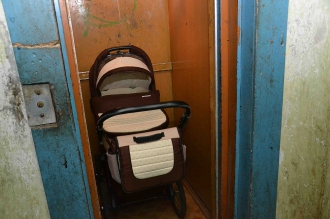 В Киеве двери лифта зажали детскую коляску фото