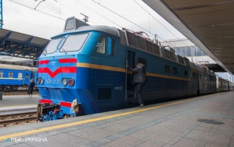 Во Львовской области пассажирский поезд столкнулся с автомобилем фото