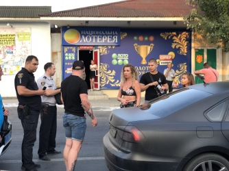 «Всех прокляну!» – в Бердянске девушка угрожала правоохранителям и прохожим фото