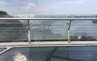 На «мосту Кличко» треснуло боковое стекло фото