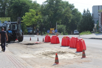 Причиной аварии на ул. Героев Украины стала авария на водоводе фото