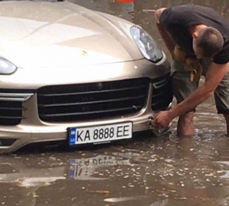 В Киеве водитель Porsche не рассчитал глубину лужи и оказался в воде по окна  фото