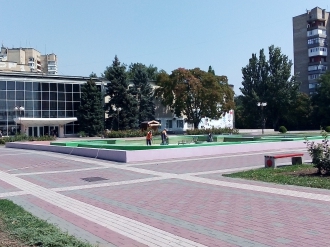 В Мелитополе чистят главный  фонтан фото