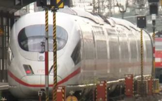 В Германии женщину с ребенком толкнули под поезд фото