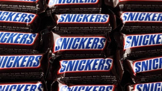 Snickers предлагает перенести Хэллоуин и подарить 1 миллион батончиков, если это произойдет  фото