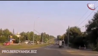 В Бердянске бесстрашный водитель пронесся по встречной полосе  фото