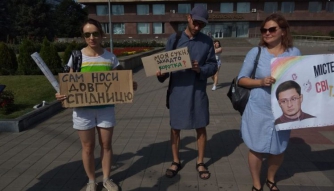 Мужчины в платьях вышли на митинг против Владислава Марченко в Запорожье  фото