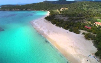 На пляжи Сардинии вернули 10 тонн песка, украденного туристами фото