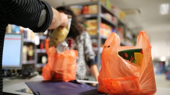 В супермаркетах воруют пакеты с продуктами  фото