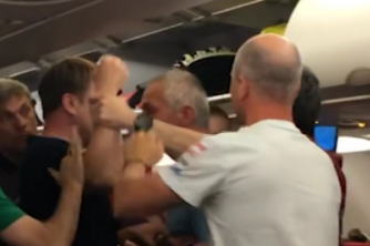 Неадекватные россияне устроили жесткую драку на борту самолета  фото