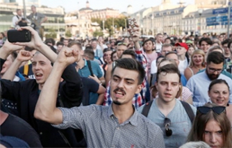 На акции российской оппозиции в Москве задержаны более 800 человек фото