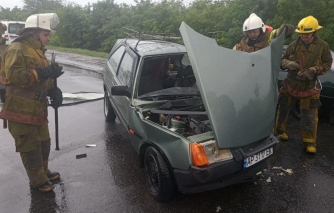 Неподалік Терпіння рятувальники дістали водія з понівеченої автівки фото