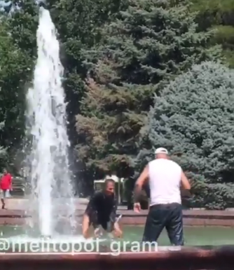 Мелитопольцы решили поплескаться в городском фонтане фото