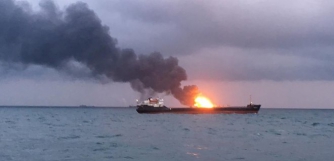 В Черном море сгорело российское рыболовецкое судно фото