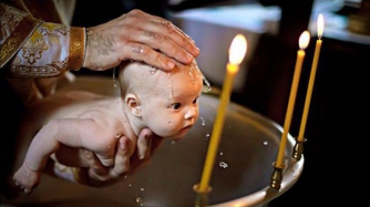 Священника, который травмировал малыша во время крещения, отстранили: что говорит сам церковник фото