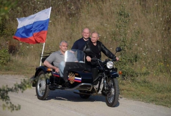 Российский юрист написал на Путина заявление за езду на мотоцикле без шлема фото