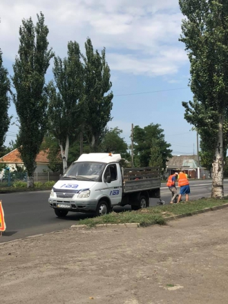 Традициям не изменяют: дорожники уже штробят новый асфальт на ул. Ломоносова фото