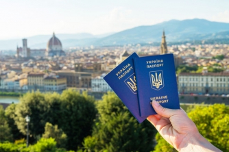 Паспорт по-новому – в Украине ввели международный стандарт фото и подписи  фото