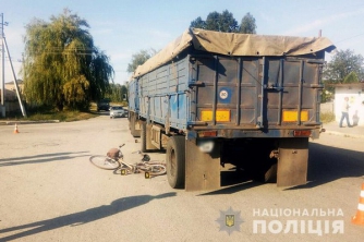 Под Хмельницким КамАЗ переехал велосипедиста: пострадавшего срочно госпитализировали фото