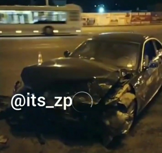 В Запорожье возле автовокзала смертельное ДТП: два авто всмятку  фото