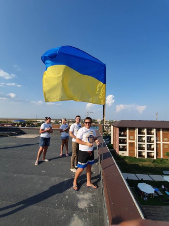 Секретарь Мелитопольского горсовета установил флаг на крыше самого крутого отеля в Кирилловке фото
