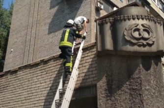 В Запорожье спасателям пришлось снимать подростка с крыши пристройки фото