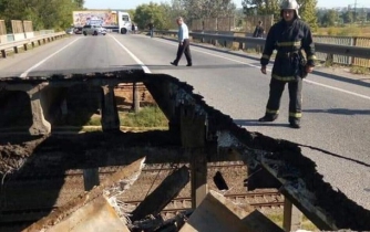 В сети показали, как авто ездят по обрушенному мосту в Харькове фото