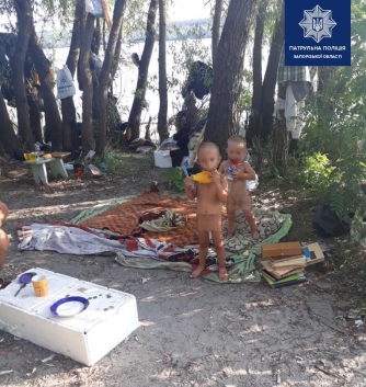 «Дети на воспитании у бомжа»: на мать запорожских «маугли» составлен админпротокол фото