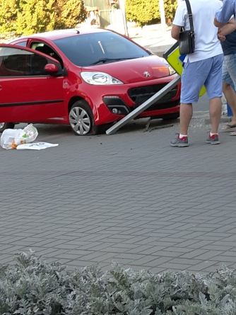 В Мелитополе Peugeot врезался в дорожный знак фото