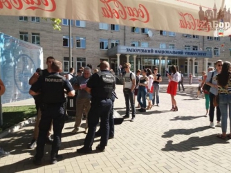 В Запорожье студенты протестовали, потому что хотят учиться на русском языке фото