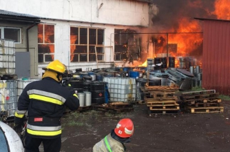 Во Львовской области возник пожар на химпредприятии, двое пострадали фото