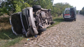 В Запорожской области перевернулся микроавтобус, водителя доставали спасатели фото