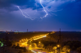 Стихия бушевала: запорожцы поделились фотографиями огромных молний фото