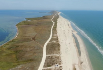 Туристов на Азовском море сменили рыбаки  фото