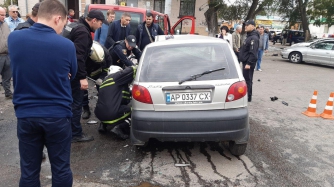 ДТП в Запорожье: женщину-водителя пришлось доставать из автомобиля спасателям фото