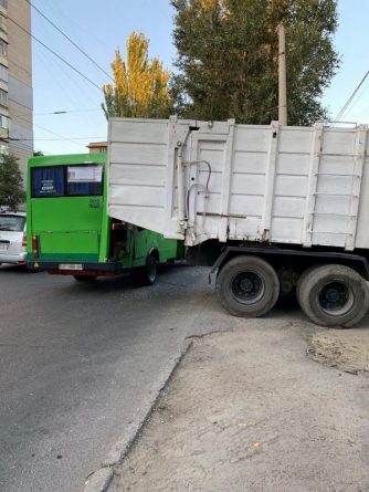 В Запорожье грузовик, сдавая назад, въехал в маршрутку  фото