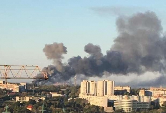  В СМИ заявили о масштабном пожаре и взрывах на складе боеприпасов в Донецке фото