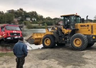 Под Киевом спасатели утопили пожарную машину  фото