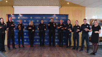 Запорожские патрульные исполнили Гимн Украины на языке жестов  фото